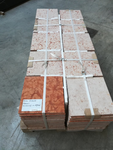 Dallage 30x30x1,5cm - Matériel: Rosso Verona adouci - LOT 44938 - Quantité: 18,9m2 (int.)