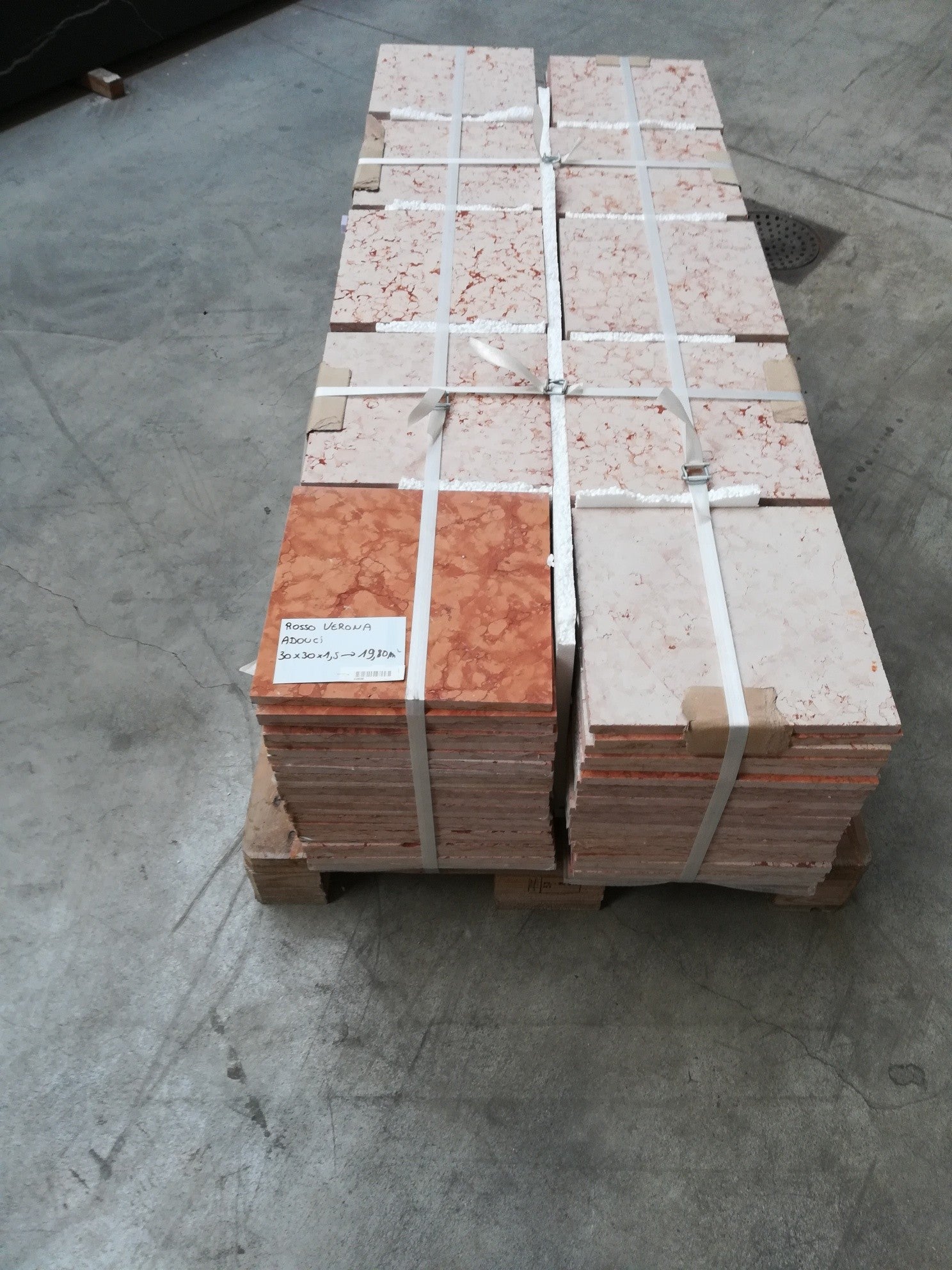 Dallage 30x30x1,5cm - Matériel: Rosso Verona adouci - LOT 44939 - Quantité: 19,80m2 (int.)